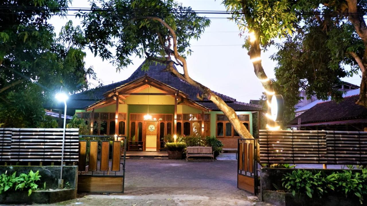 Sleepy Raccoon Hostel Prawirotaman Exterior photo