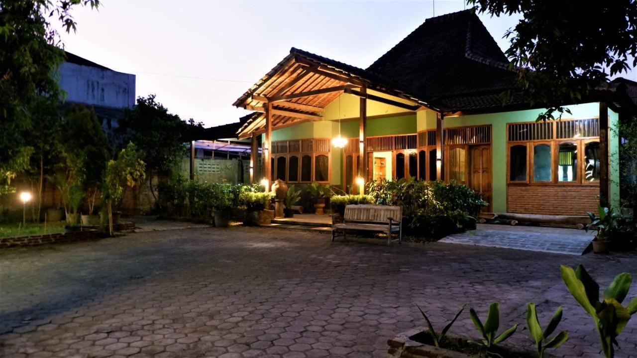 Sleepy Raccoon Hostel Prawirotaman Exterior photo