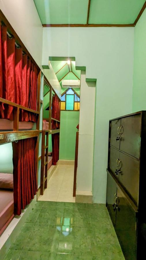 Sleepy Raccoon Hostel Prawirotaman Exterior photo
