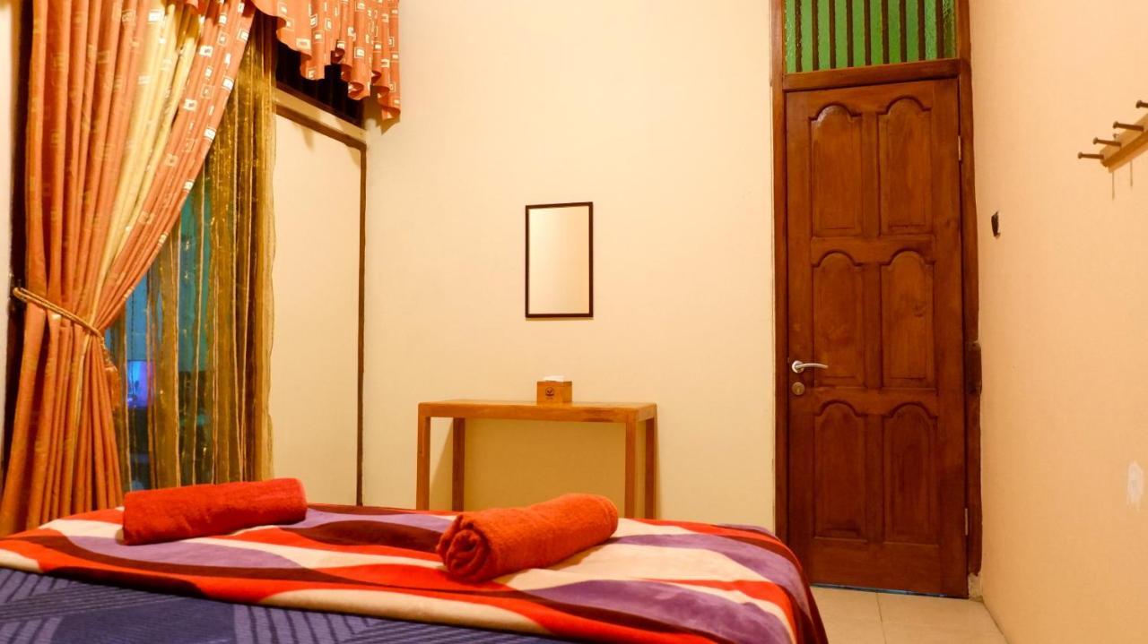 Sleepy Raccoon Hostel Prawirotaman Exterior photo