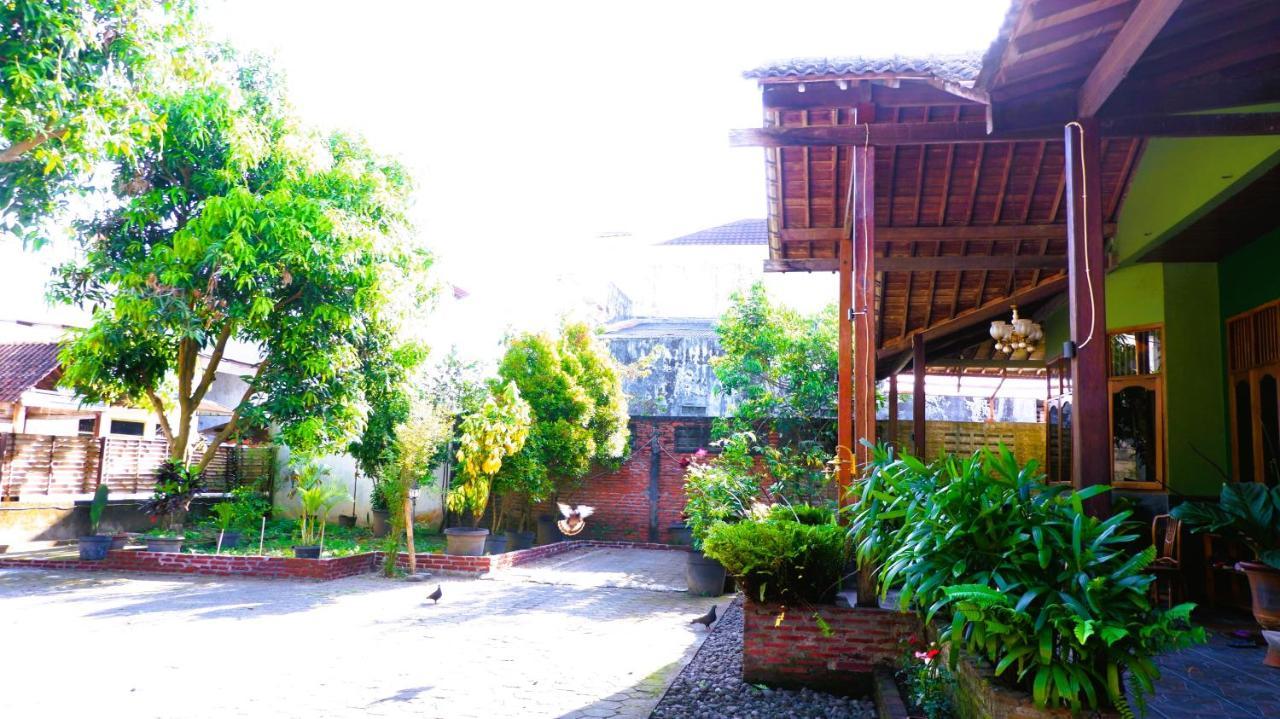 Sleepy Raccoon Hostel Prawirotaman Exterior photo